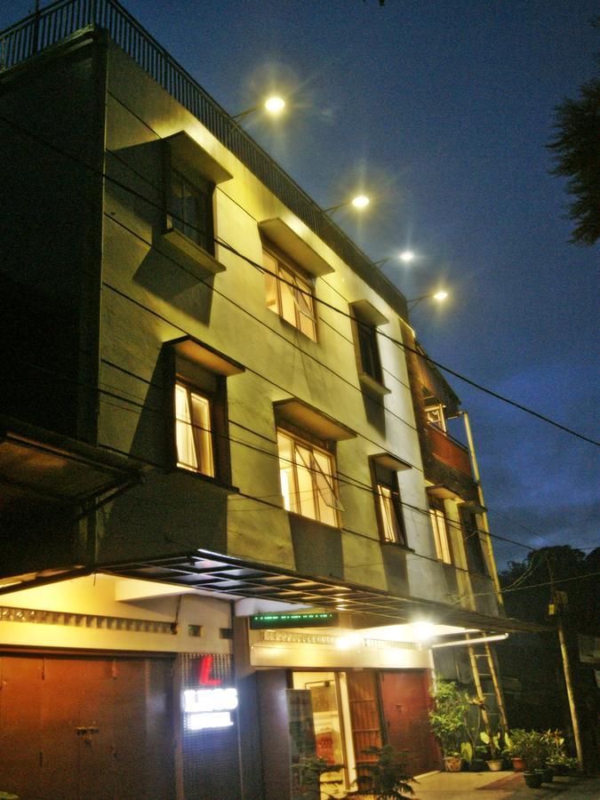 Leos Hotel Tomohon Exteriör bild